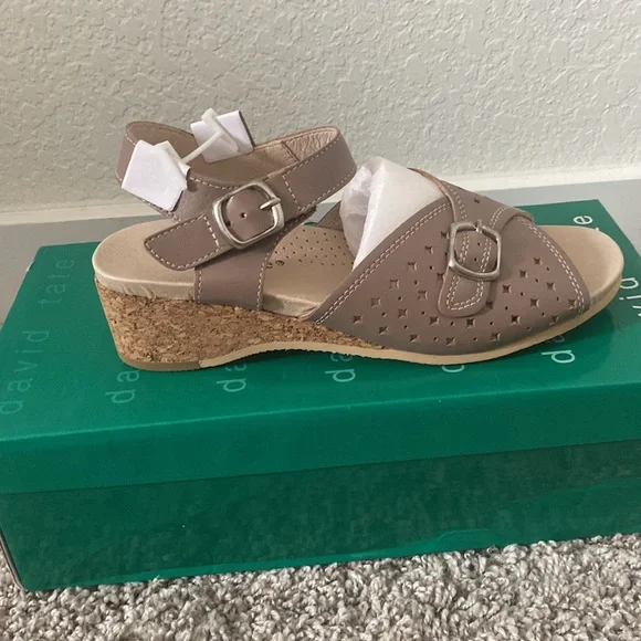 David Tate women’s tan wedge sandal size 7.5 - Picture 3 of 3
